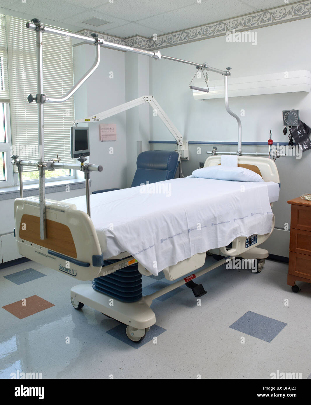 Letto di ospedale nella vuota stanza di ospedale, STATI UNITI D'AMERICA Foto Stock