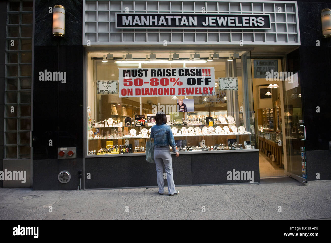 Un negozio gioielli pubblicizza 50-80% off gioielli con diamanti a Midtown a New York Foto Stock