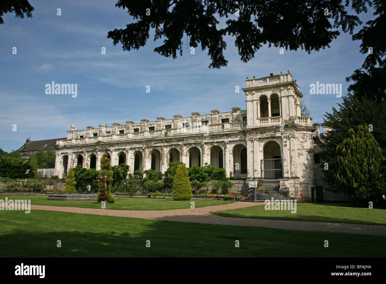 Derelitti edificio in stile italiano e la torre campanaria a Trentham Gardens, Stoke-on-Trent, Staffordshire, England, Regno Unito Foto Stock