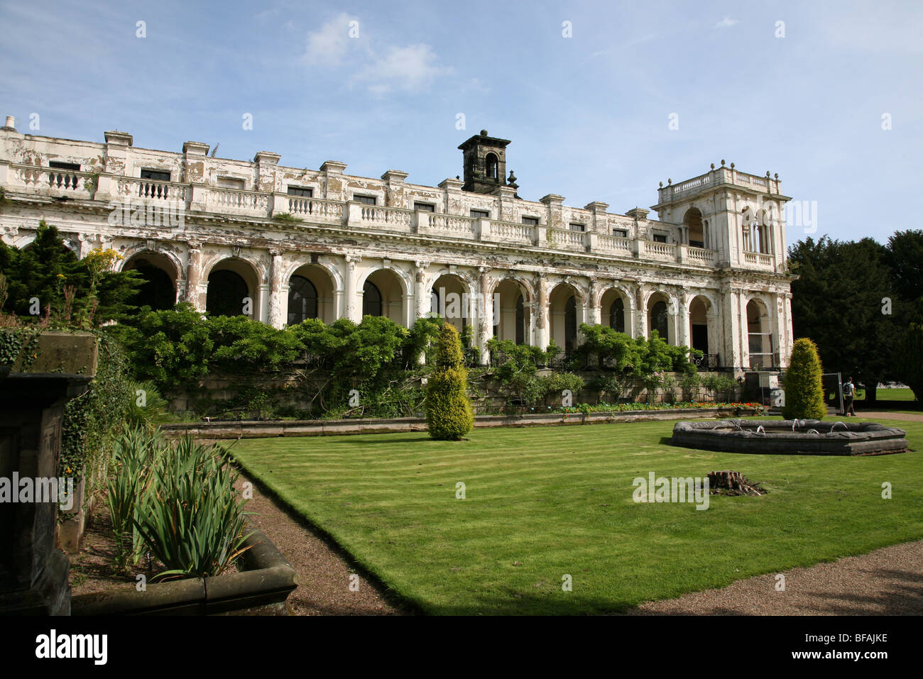 Edificio e campanile in stile italiano a Trentham Gardens, Stoke-on-Trent, Staffordshire, Inghilterra, Regno Unito Foto Stock