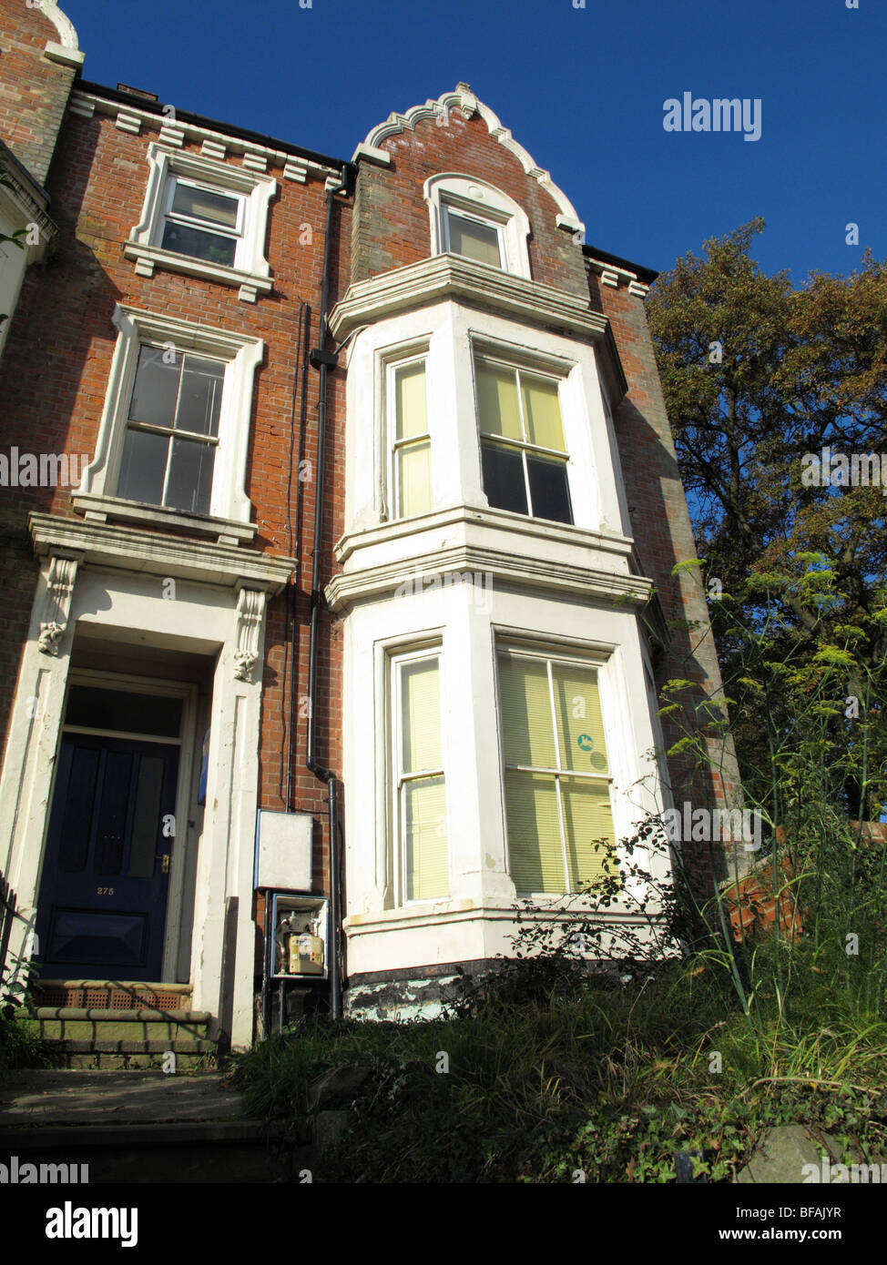 Una a tre piani di stile Vittoriano con finestra baia di casa in una città del Regno Unito. Foto Stock