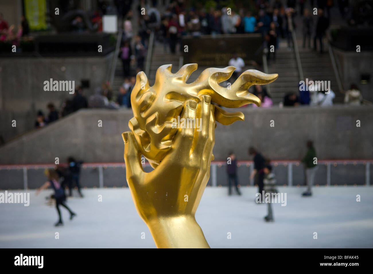 La mano della statua Prometeo oltre il Rockefeller Center il pattinaggio su ghiaccio in New York Foto Stock