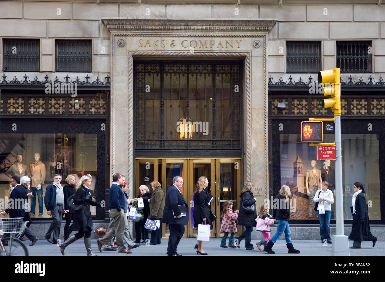 Gli amanti dello shopping al di fuori di Saks Fifth Avenue a New York Foto Stock