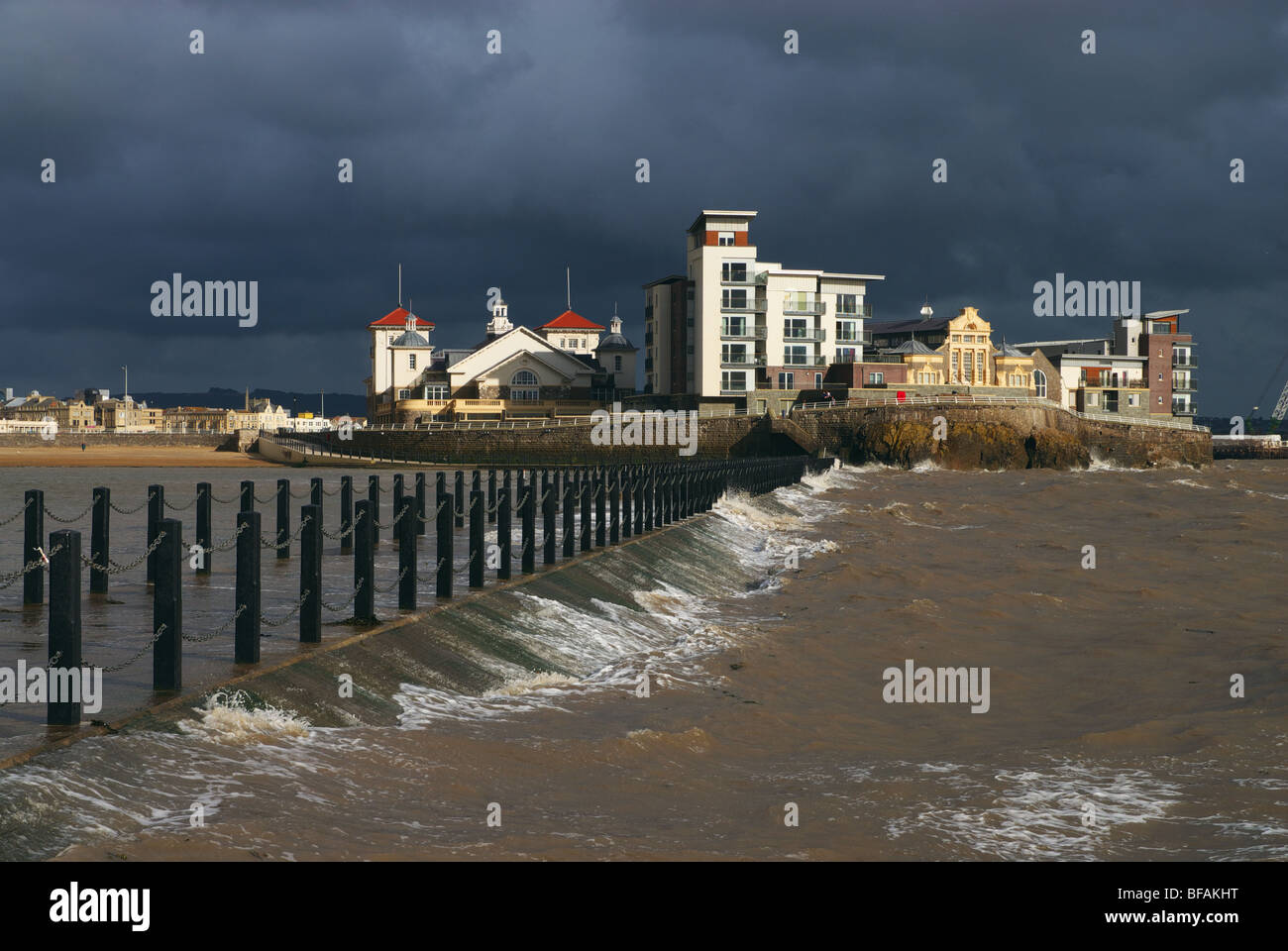 Knightstone isola, Weston Super Mare su un brillante ma molto nuvoloso giorno con una alta marea e il mare la lappatura oltre la Causeway. Foto Stock