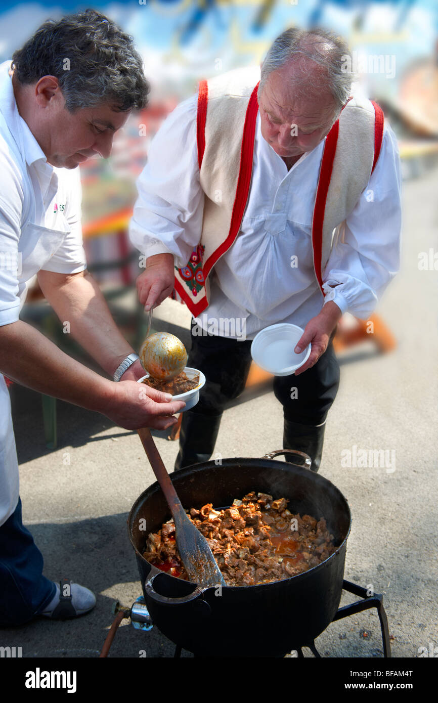 Birka porkolt ( Carni bovine Porkolt) da Karcag. La paprika food festival, Ungheria Foto Stock