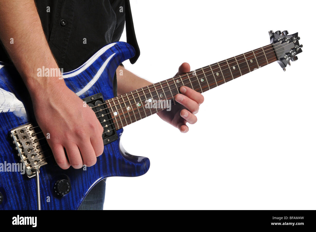 Chiusura del musicista a suonare la chitarra isolato su uno sfondo bianco Foto Stock