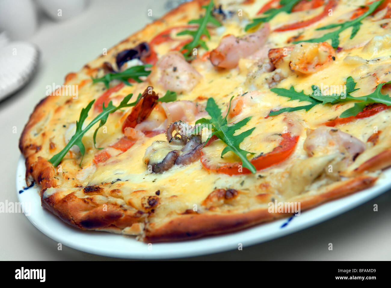 Pizza con pesce e verdure Foto Stock