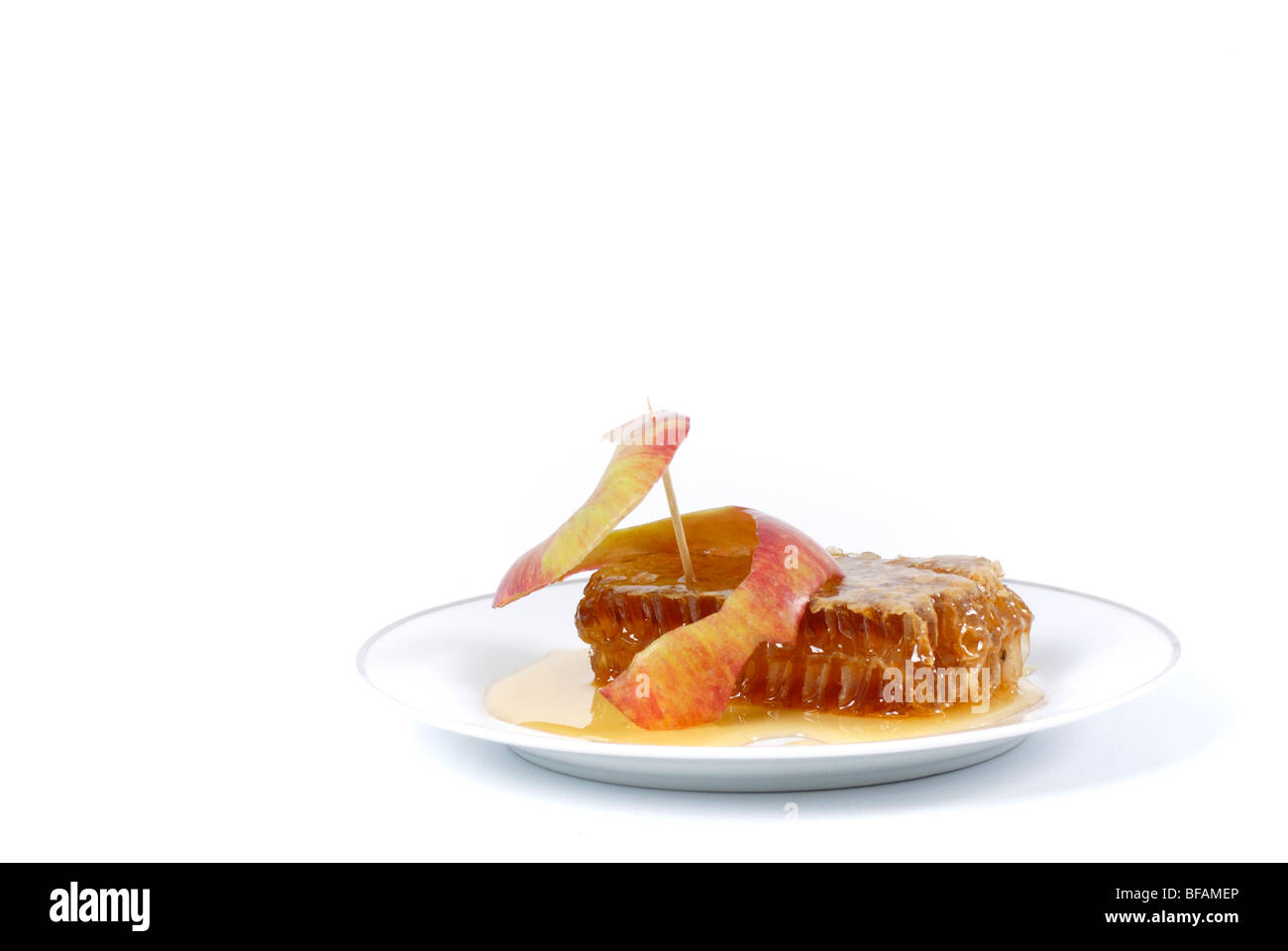 Mele e miele di favo di miele, simboli di Roah Hashanah'anno ebraico su sfondo bianco Foto Stock