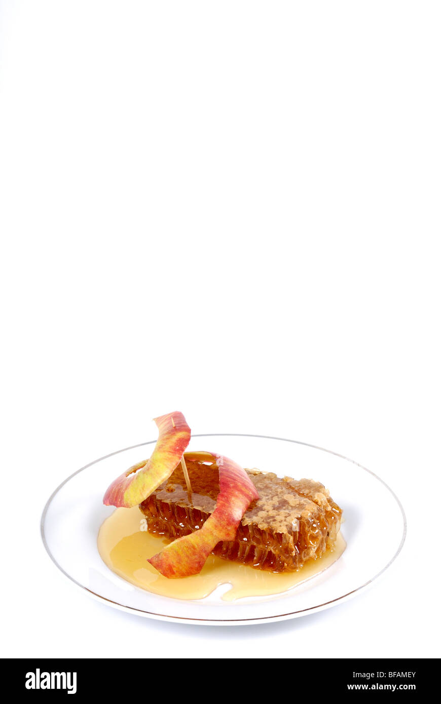 Mele e miele di favo di miele, simboli di Roah Hashanah'anno ebraico su sfondo bianco Foto Stock