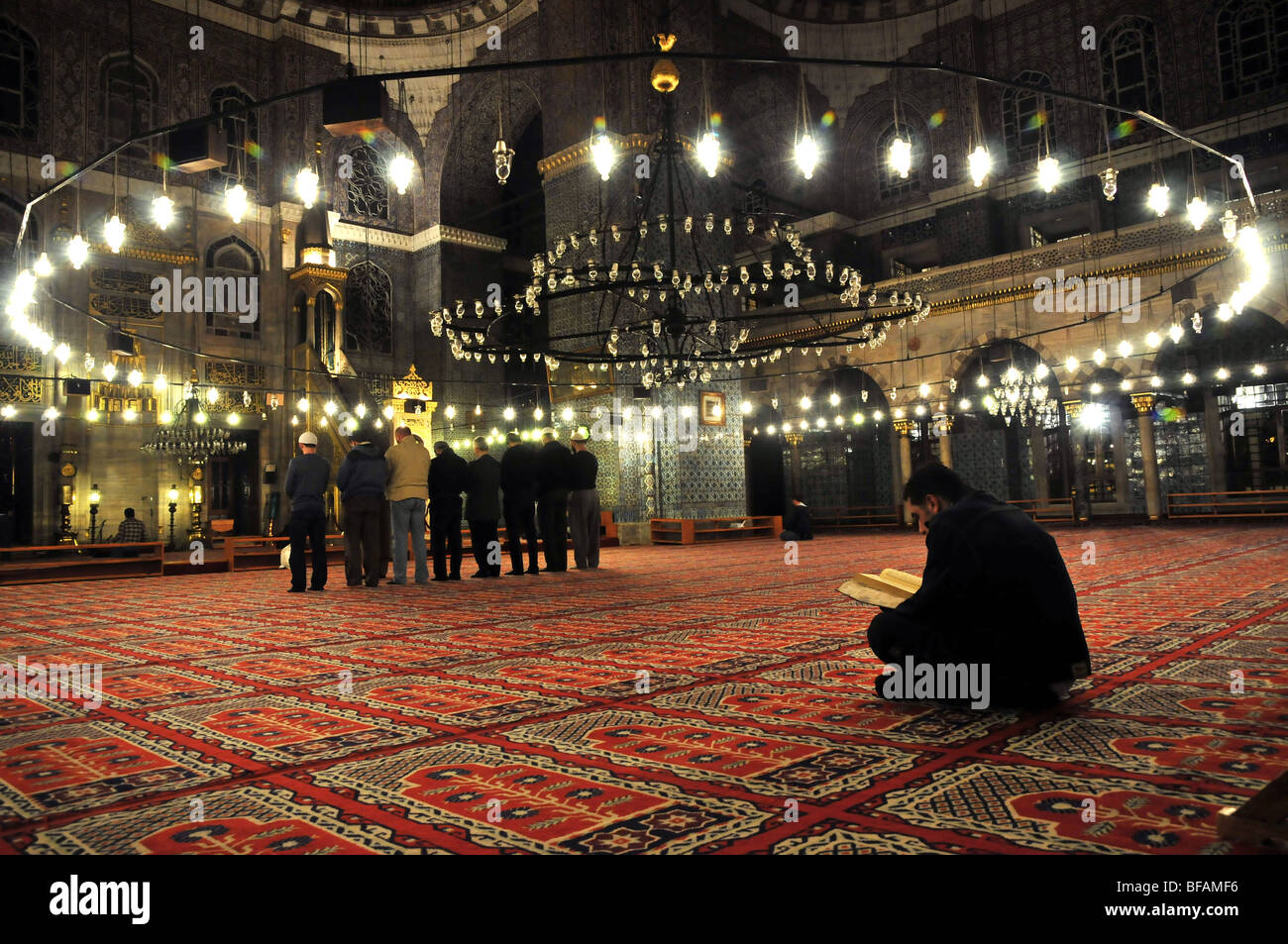 Preghiere in preghiera nella moschea di Yeni . Istanbul. Turchia Foto Stock