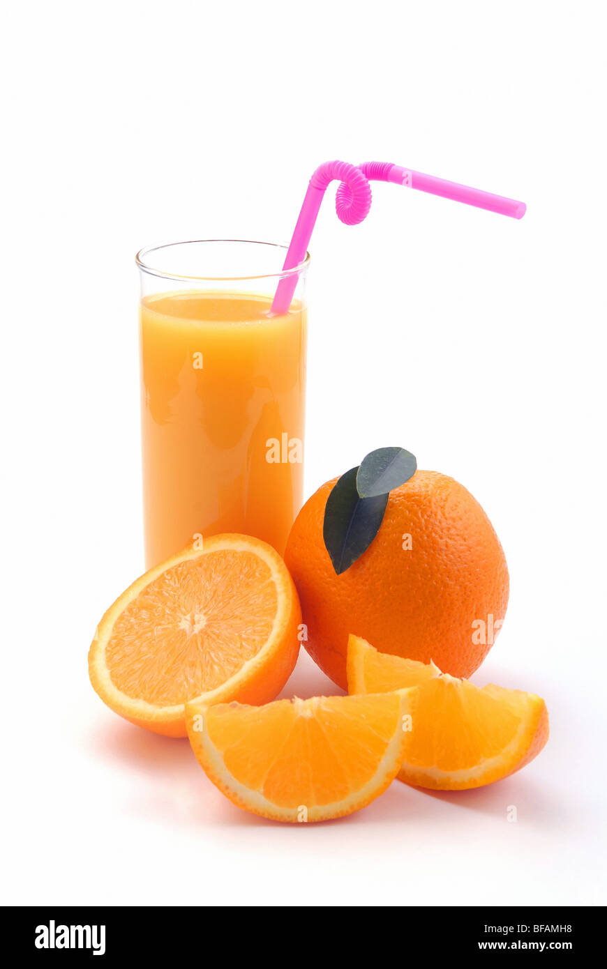 Il succo di arancia in un bicchiere e un arancione su sfondo bianco Foto Stock