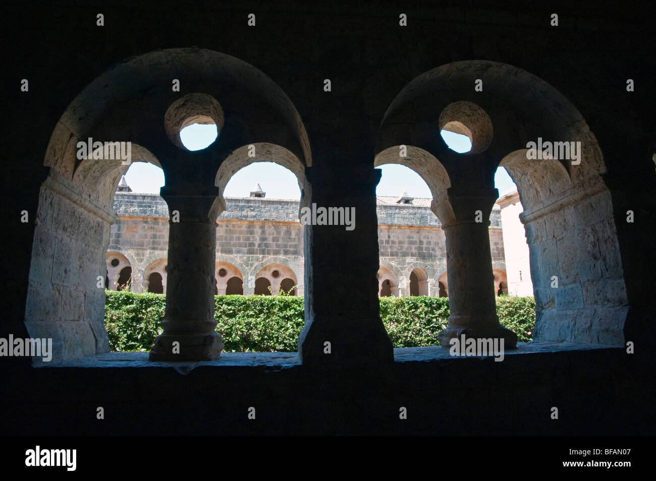 Chiostro della Abbazia Cistercense di Thoronet, Provence Sud della Francia Foto Stock