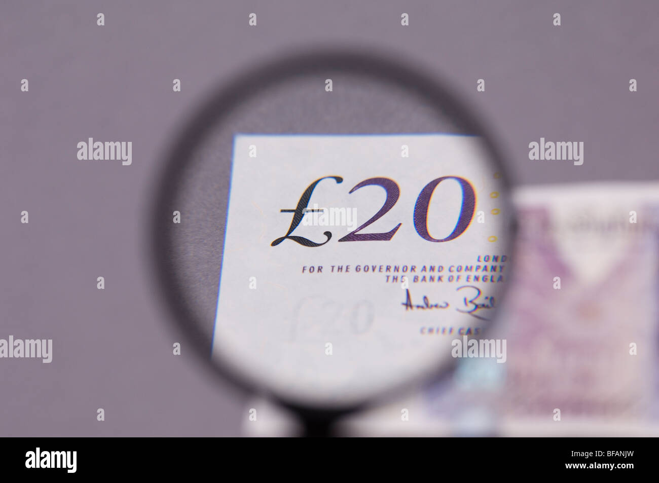 20 pound banconota attraverso una lente di ingrandimento Foto Stock