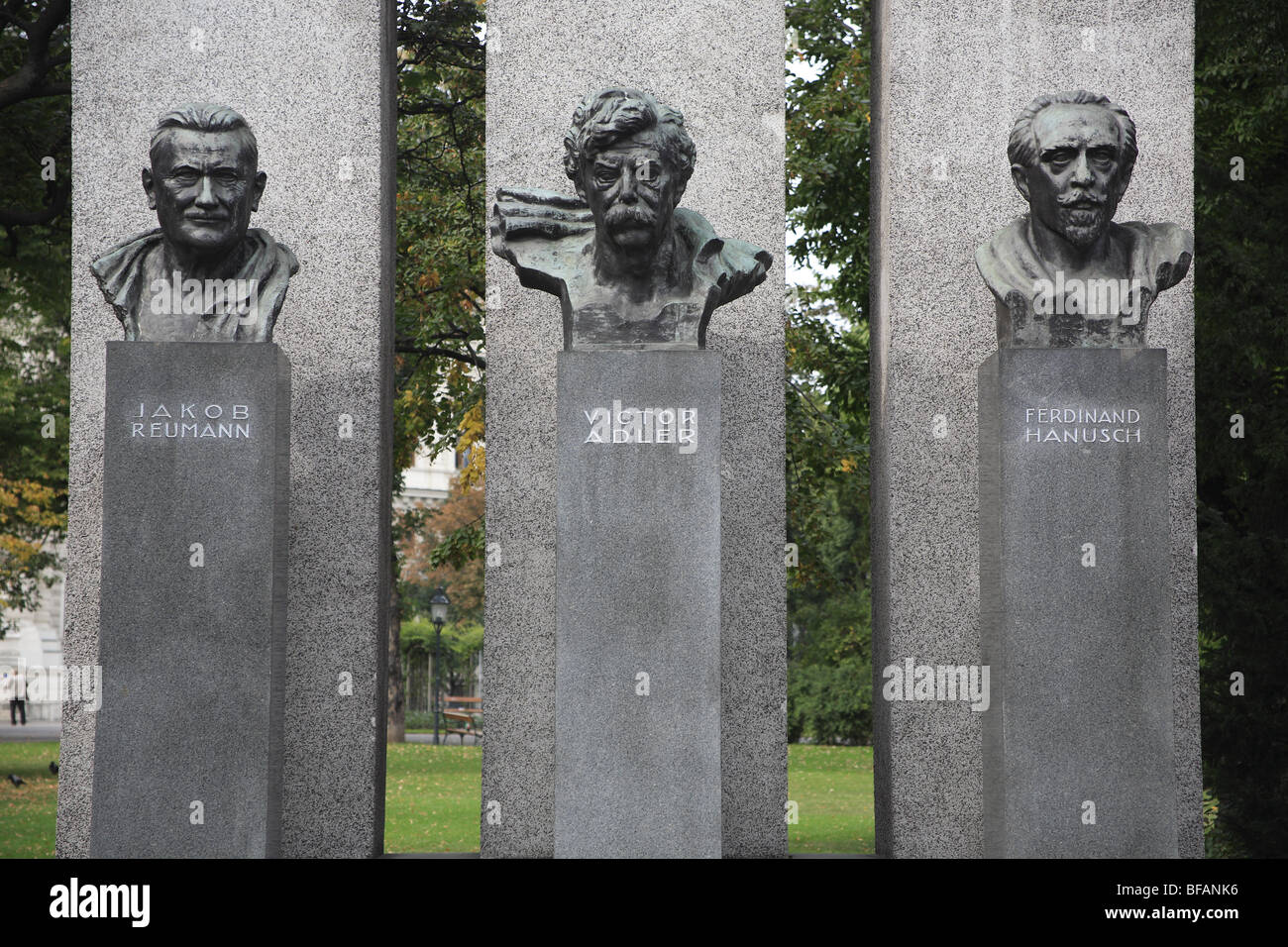 Un monumento della Repubblica con i busti di Jakob Reumann, Victor Adler e Ferdinando Hanusch, Vienna, Austria Foto Stock