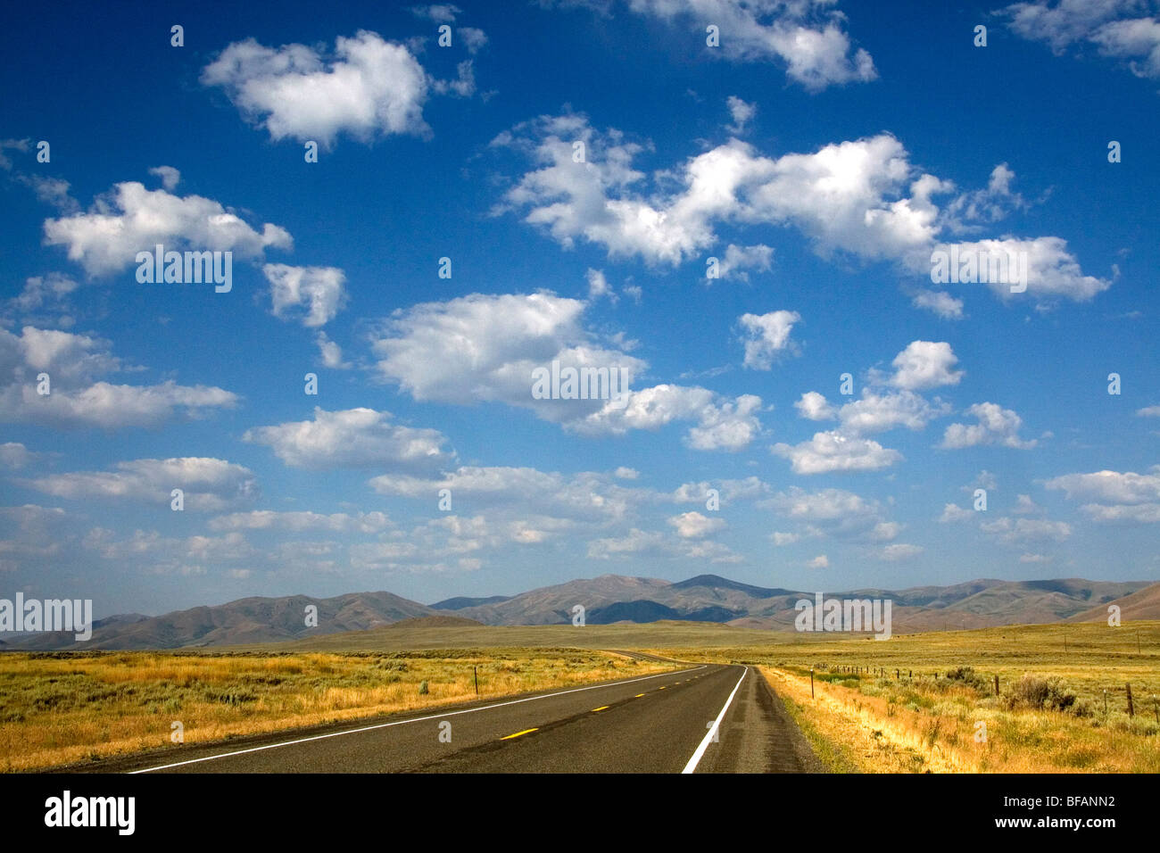 US Highway 20 vicino ad Arco, Idaho, Stati Uniti d'America. Foto Stock