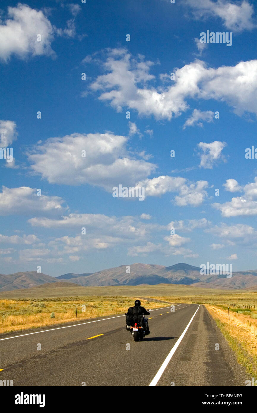 Il motociclismo lungo l'Autostrada US 20 vicino ad Arco, Idaho, Stati Uniti d'America. Foto Stock