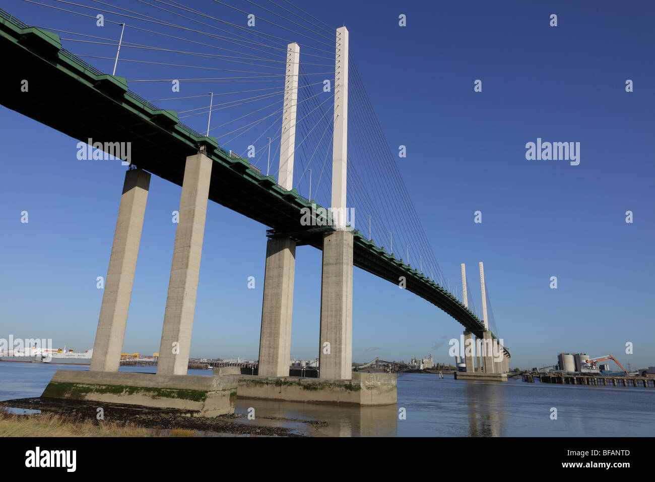 La Queen Elizabeth ponte sul fiume Tamigi a Dartford, fotografato dal Kent shore Foto Stock