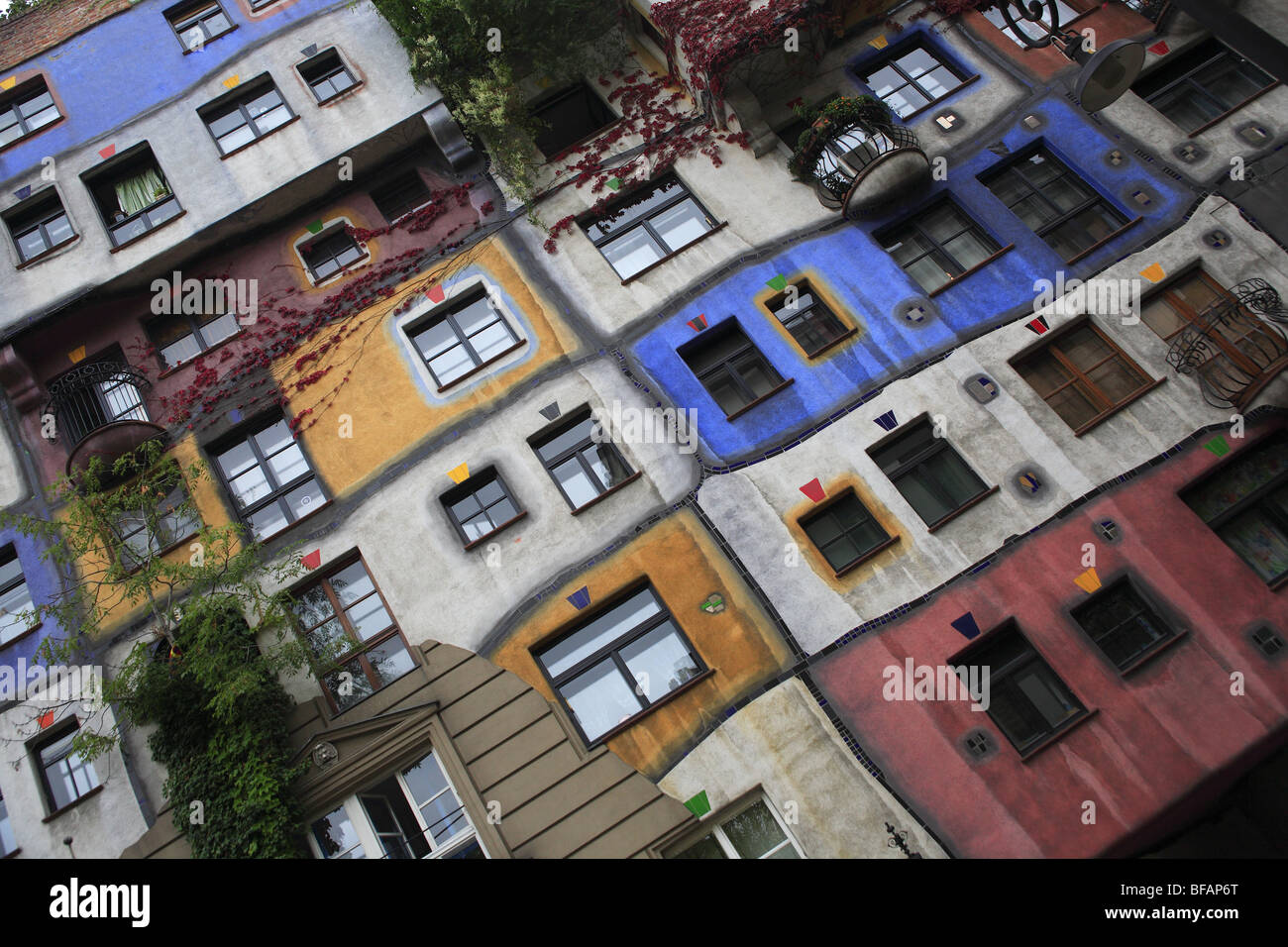 La facciata colorata a Casa Hundertwasser, Vienna, Austria Foto Stock