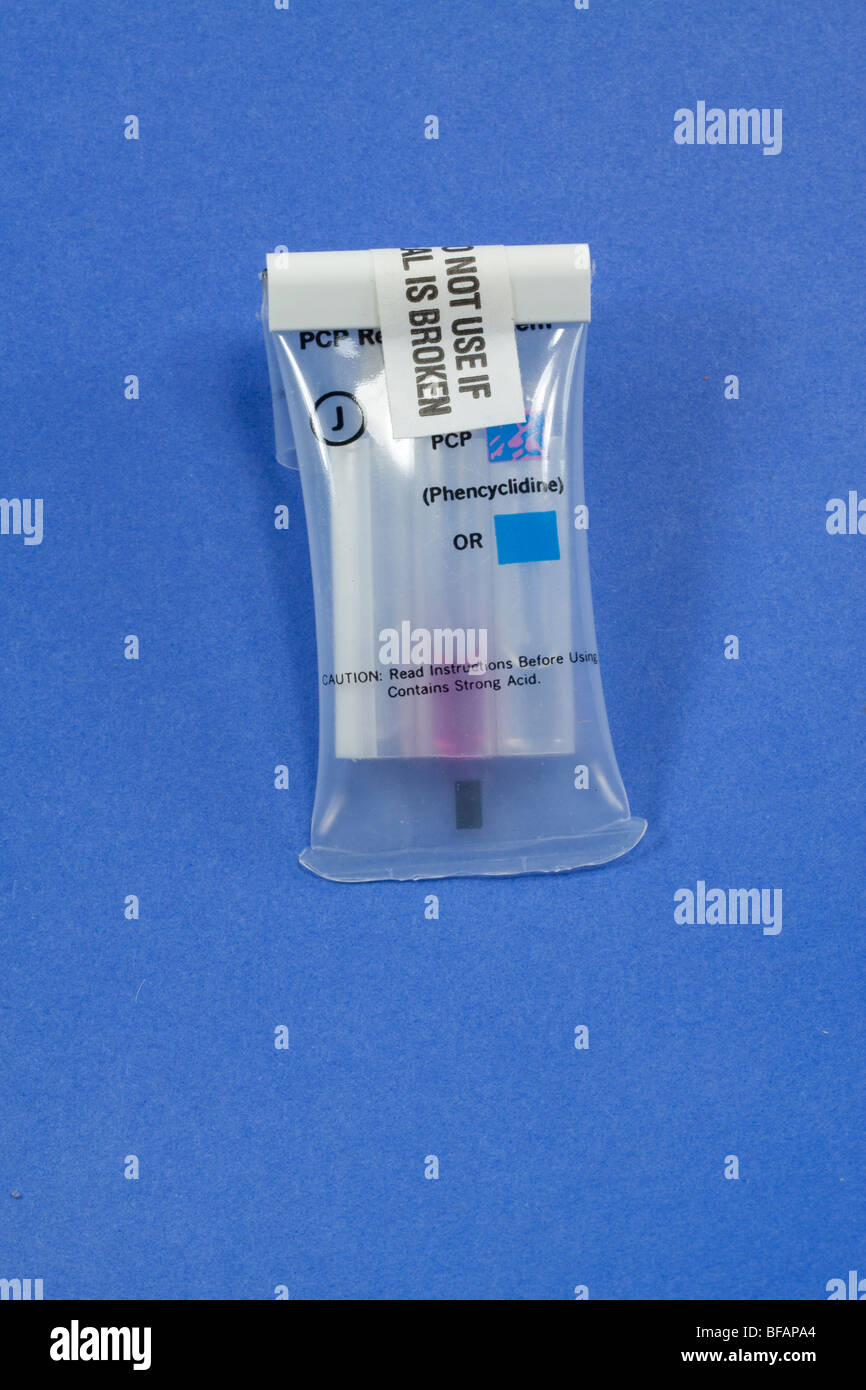 Droga test kit. Applicazione della legge di utilizzare questi per prova sul campo stupefacenti. Test per la PCP. Foto Stock