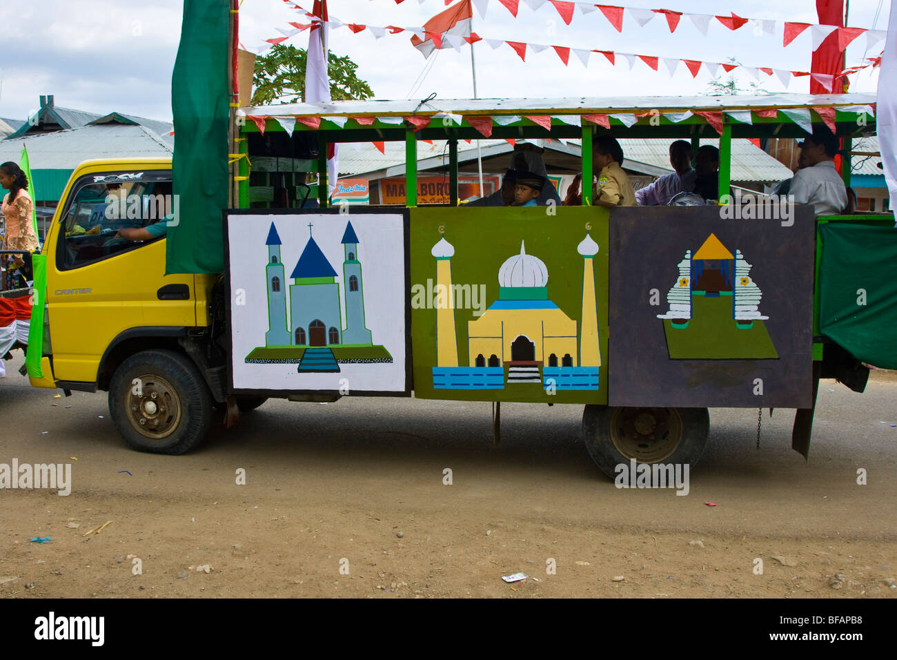 L armonia religiosa in Indonesia, un carrello decorato per un festival di Labuanbajo sull isola di Flores Indonesia Foto Stock
