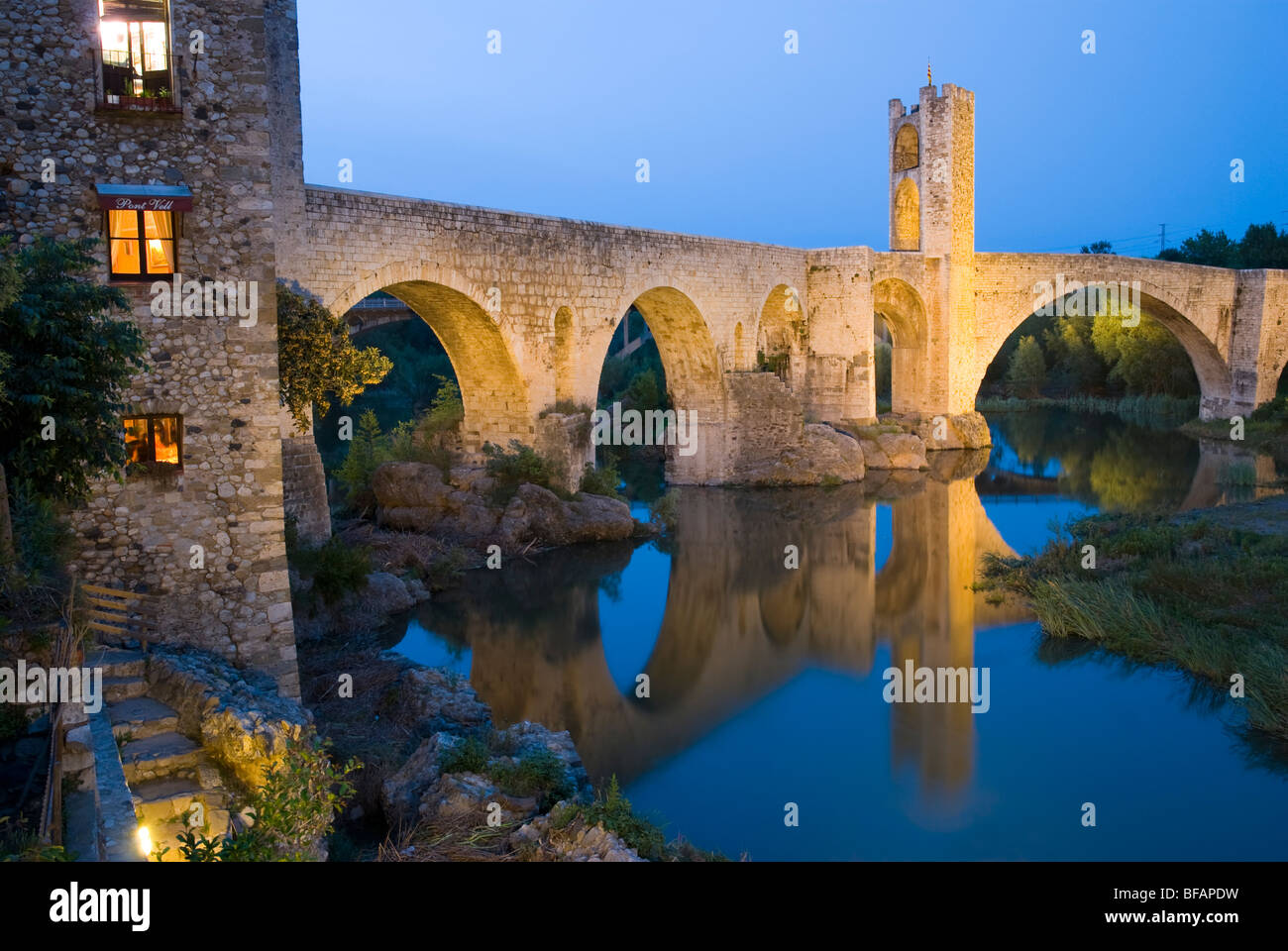 Ponte medievale sul fiume Fluvia Besalu. La Garrotxa . La provincia di Girona. Catalonia . Spagna. Foto Stock