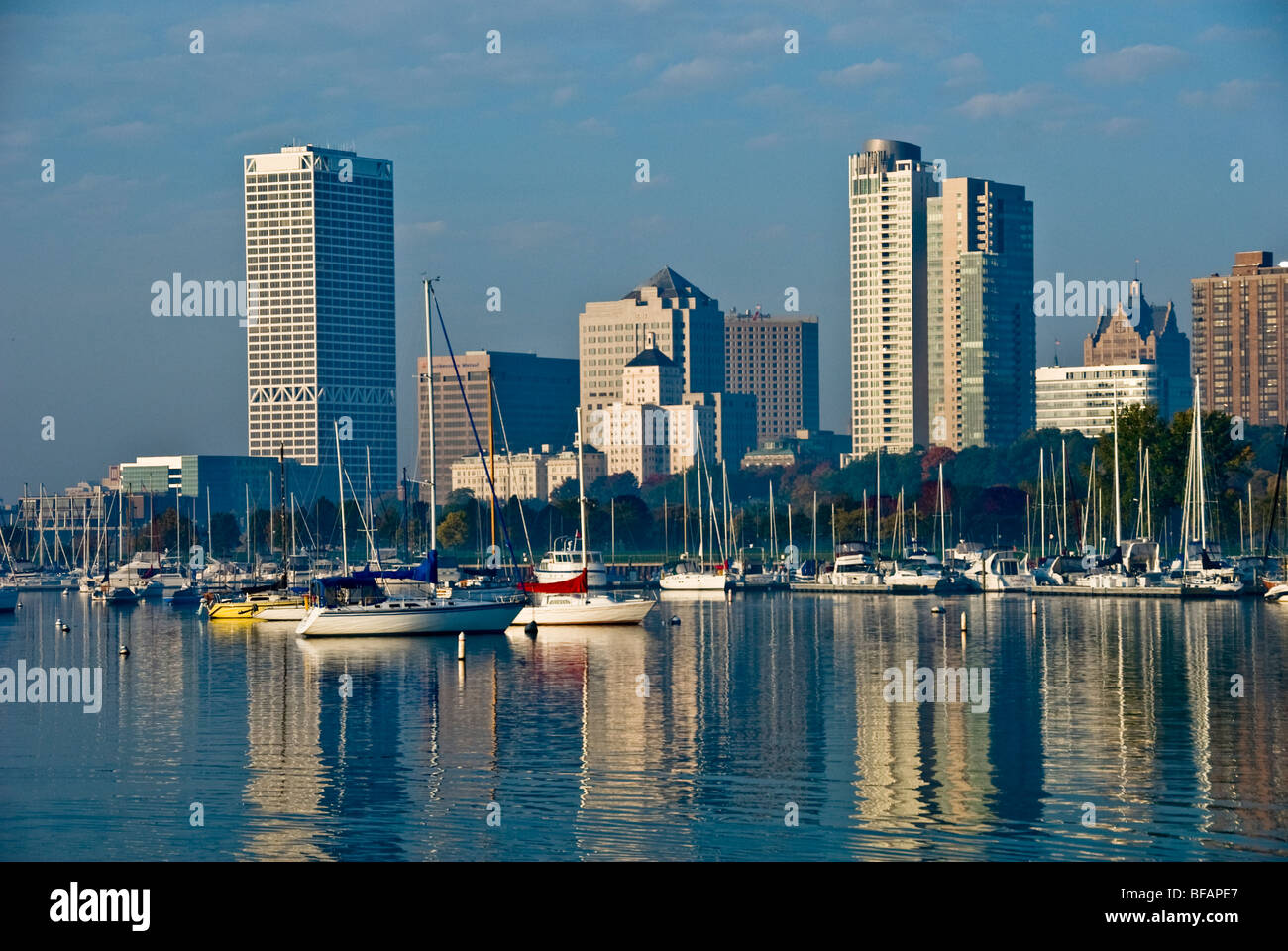La mattina presto sul Lago Michigan marina è il centro della città skyline di Milwaukee, Wisconsin, STATI UNITI D'AMERICA Foto Stock