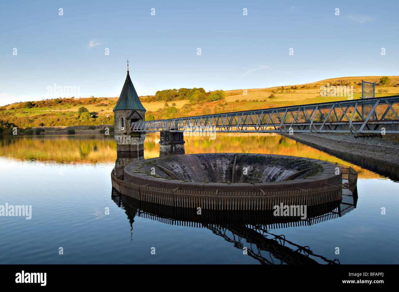 Serbatoio Pontsticill (noto localmente come Dolygaer Lago) in Brecon Beacons Mid-Wales in prima serata con la riflessione Foto Stock