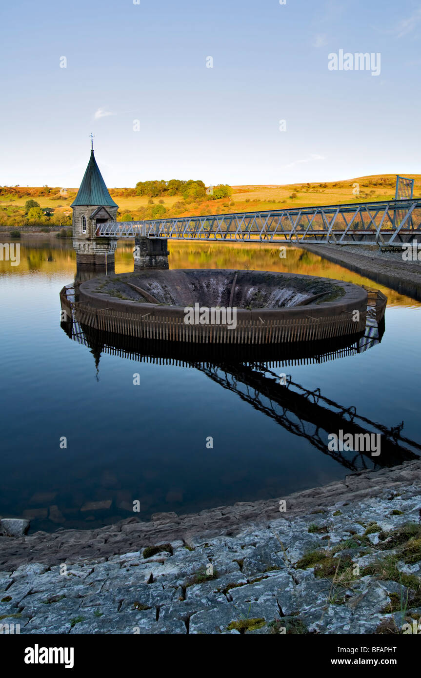 Serbatoio Pontsticill (noto localmente come Dolygaer Lago) in Brecon Beacons Mid-Wales in prima serata con la riflessione Foto Stock