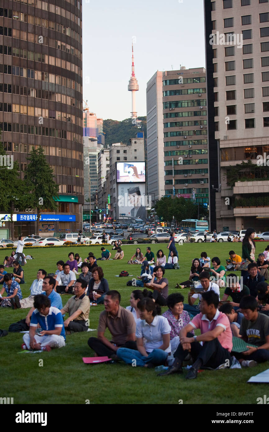 Popolo coreano sul prato di fronte al municipio di fronte alla Torre N Seoul nel centro cittadino di Seoul COREA DEL SUD Foto Stock