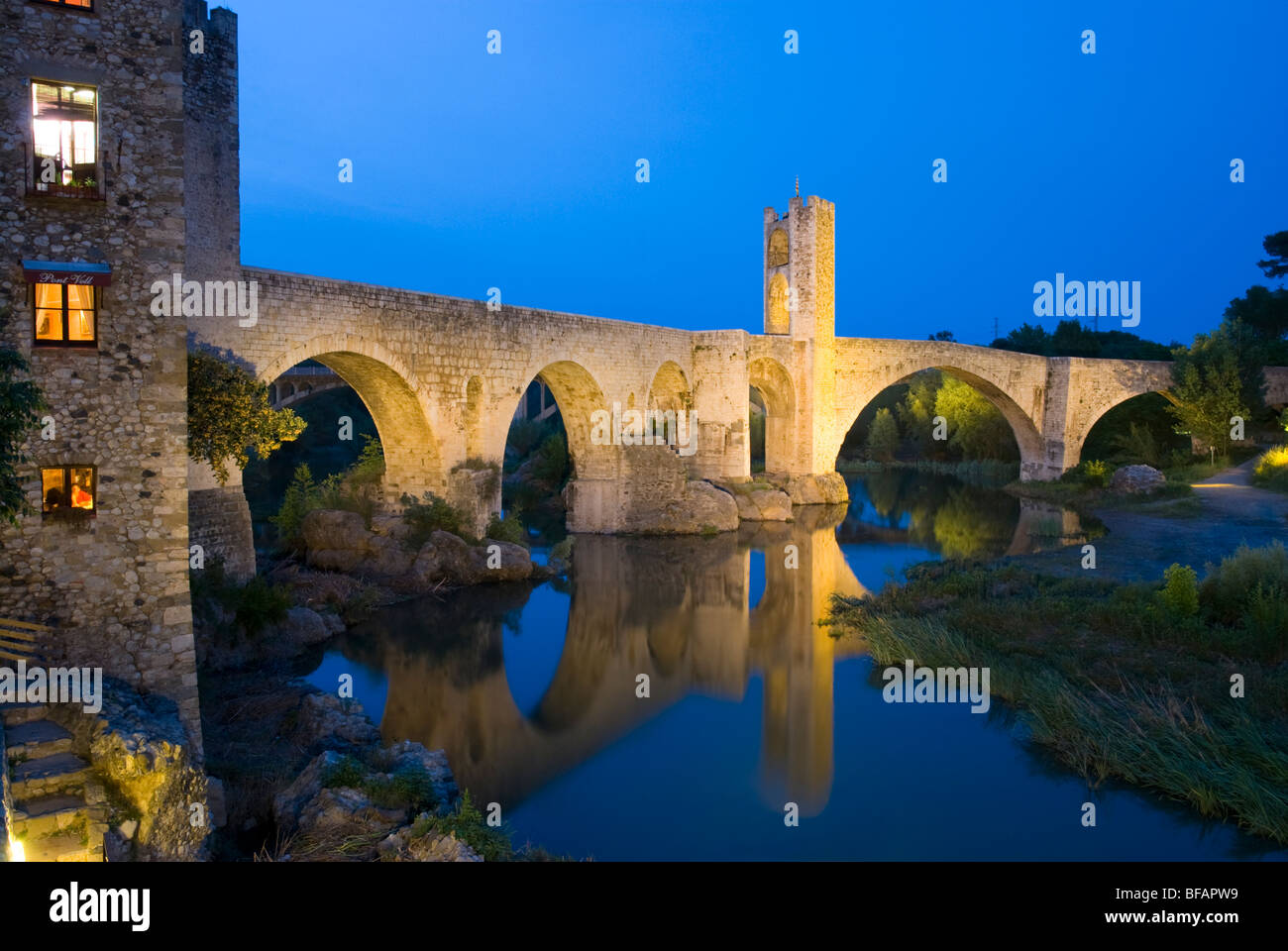 Ponte medievale sul fiume Fluvia Besalu. La Garrotxa . La provincia di Girona. Catalonia . Spagna Foto Stock