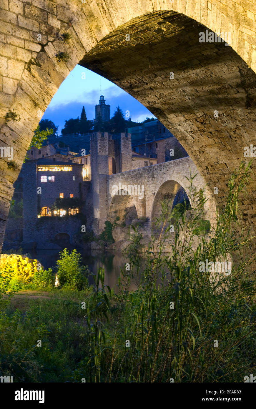 .Ponte medievale sul fiume Fluvia Besalu. La Garrotxa . La provincia di Girona. Catalonia . Spagna Foto Stock