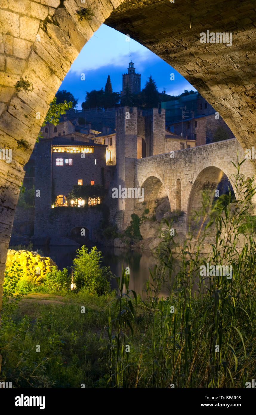 Ponte medievale sul fiume Fluvia Besalu. La Garrotxa . La provincia di Girona. Catalonia . Spagna Foto Stock