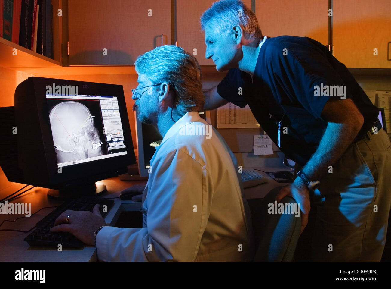 Nuovo dispositivo di imaging medicale, medici di esaminare il monitor Foto Stock