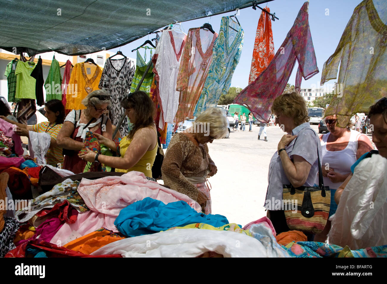 Donne acquisto abiti indiani sul mercato all'aperto in stallo a Lagos Foto Stock
