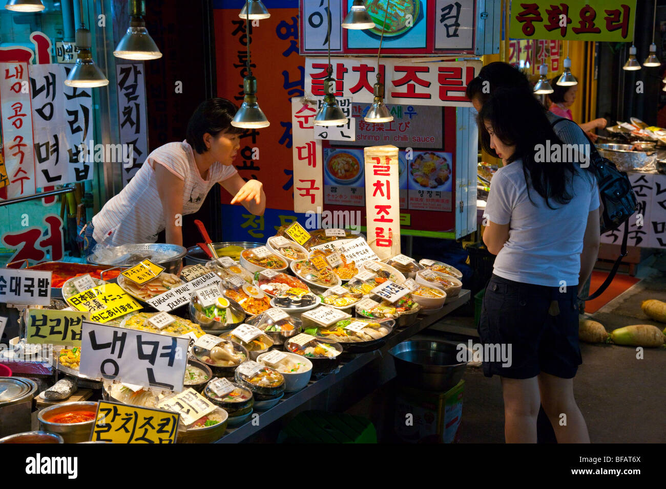 Bancarelle prodotti alimentari nel mercato Namdeaemun in Seoul COREA DEL SUD Foto Stock