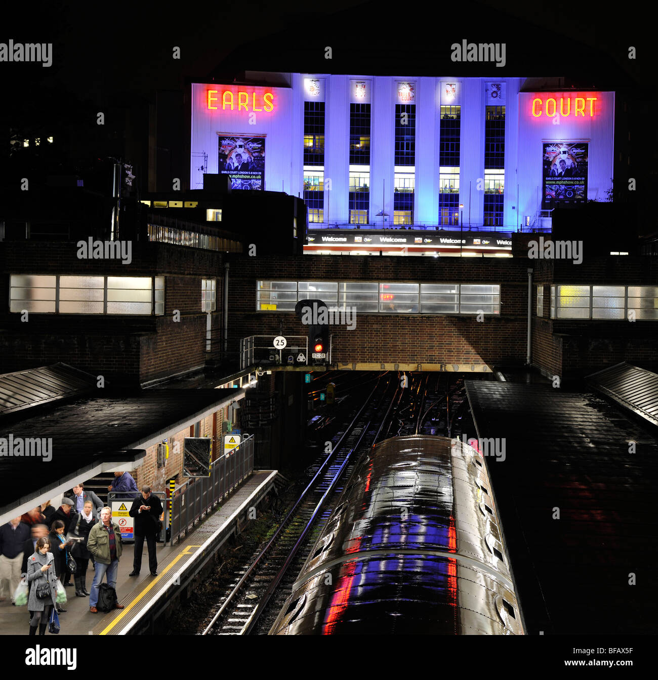 Earls Court Exhibition Halls e Metropolitana Stazione di Earls Court, Londra SW1, Regno Unito. Foto Stock