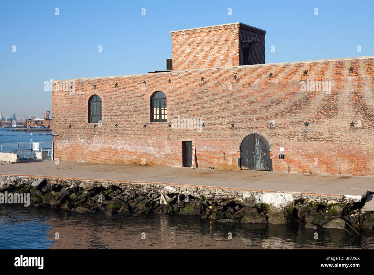 Vista acqua barba rinnovato Store sulla strada, uno dei due restanti storica restaurata brick warehouse piloni in Red Hook Brooklyn NY Foto Stock