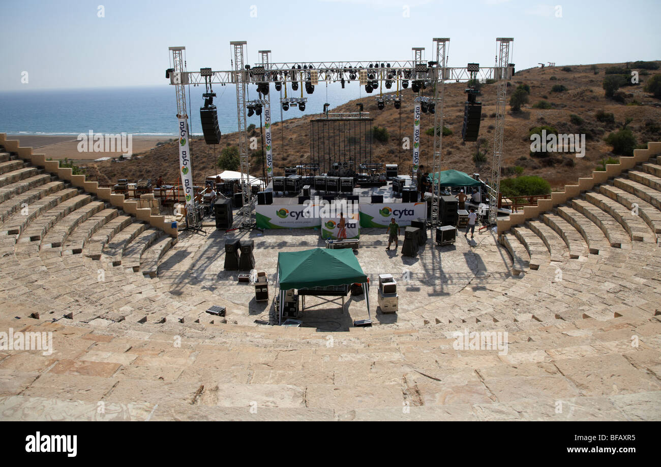 Il restaurato teatro di kourion essendo impostati per un moderno open air concerto repubblica di Cipro in Europa Foto Stock