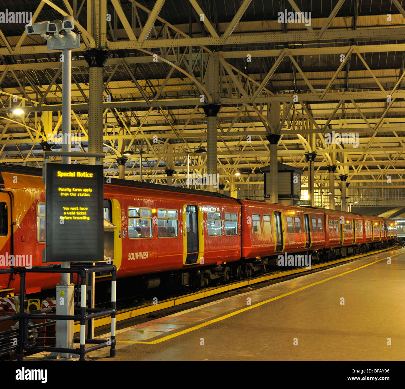 Il treno dei pendolari alla stazione di piattaforma, Waterloo, Londra, Inghilterra, Regno Unito. Foto Stock