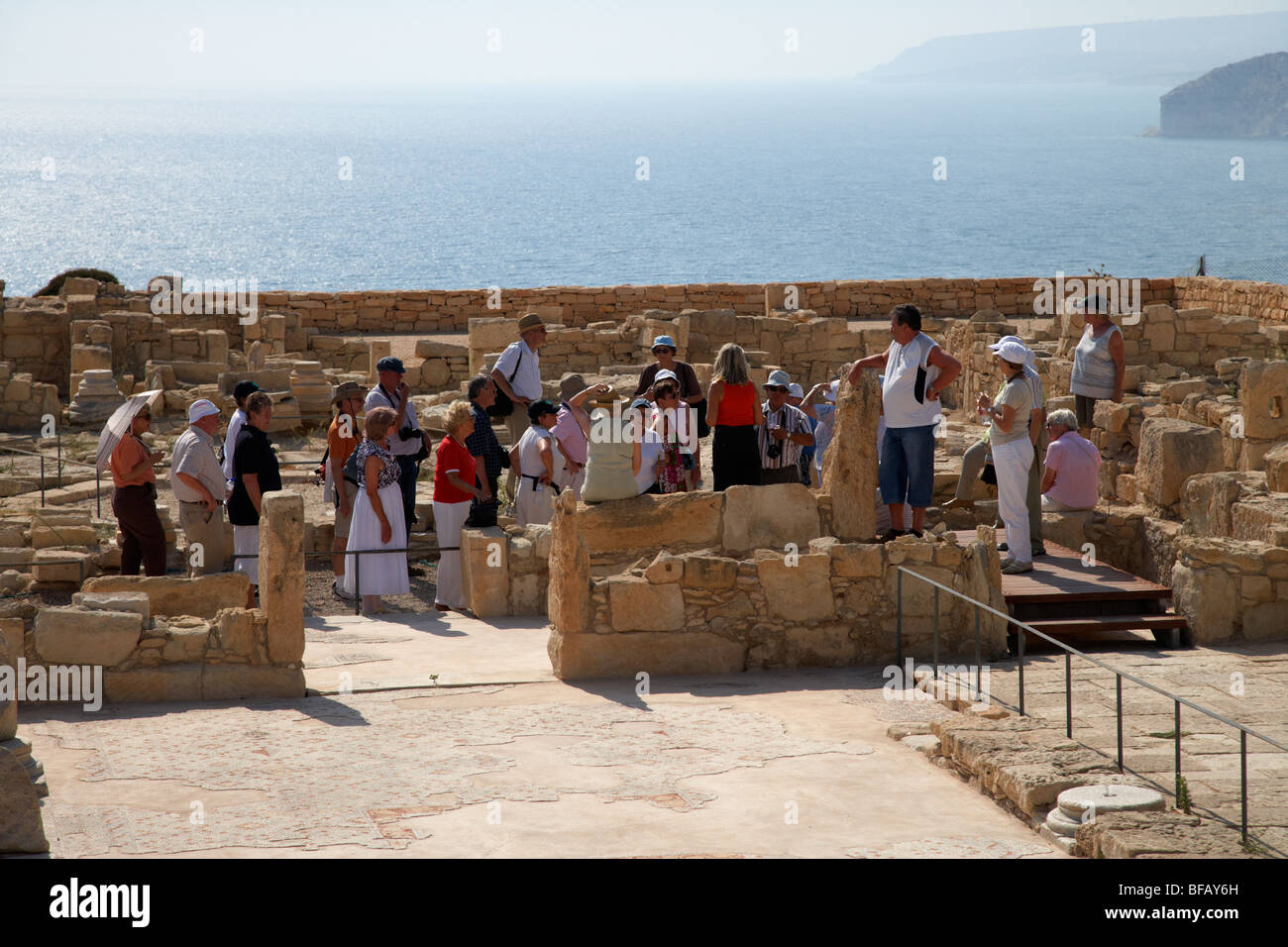 I turisti touring round romano agora forum all'kourion sito archeologico repubblica di Cipro in Europa Foto Stock