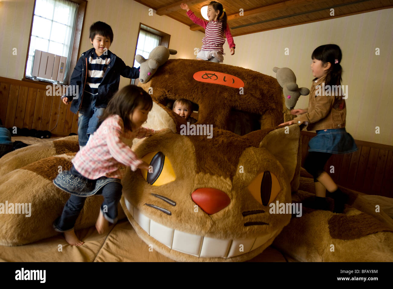 I bambini giocano su 'Cat Bus'- una ricreazione di un personaggio del film animato 'My vicino Totoro' all'interno di Ghibli Museum di Tokyo Foto Stock