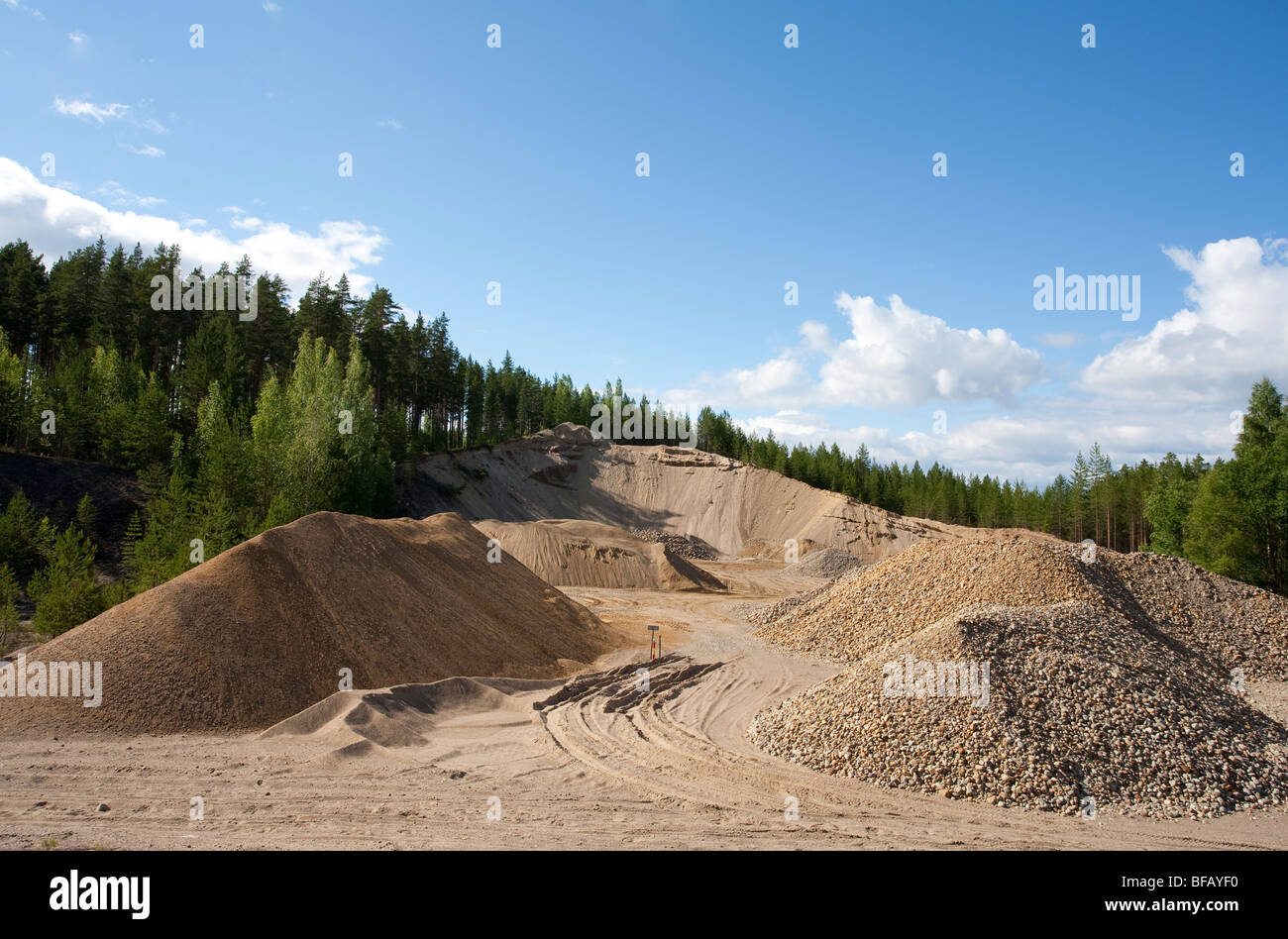 Parete di una buca di sabbia in una cresta di sabbia , Finlandia Foto Stock