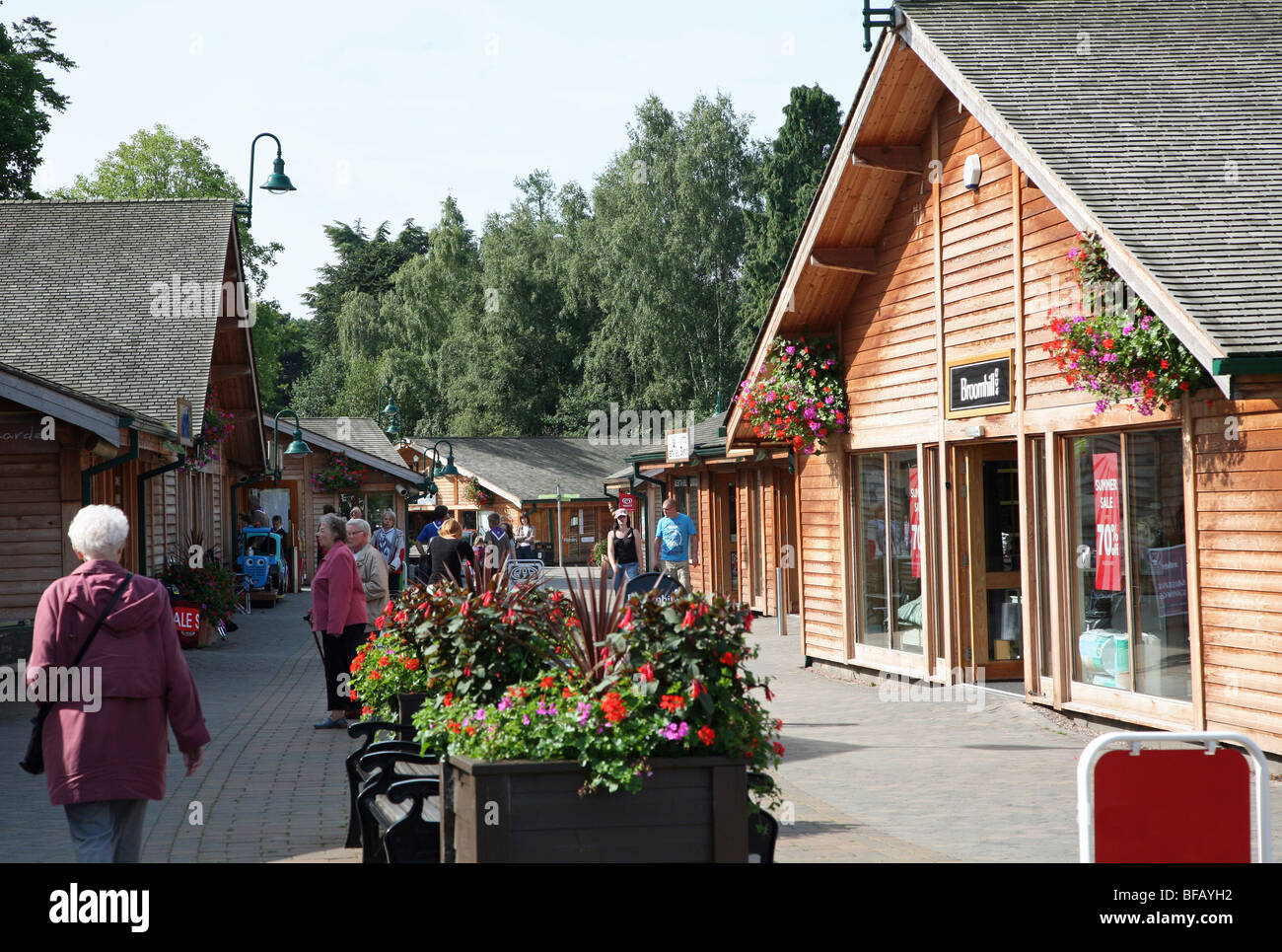 Il villaggio di vendita al dettaglio a Trentham Gardens, Stoke-on-Trent Foto Stock