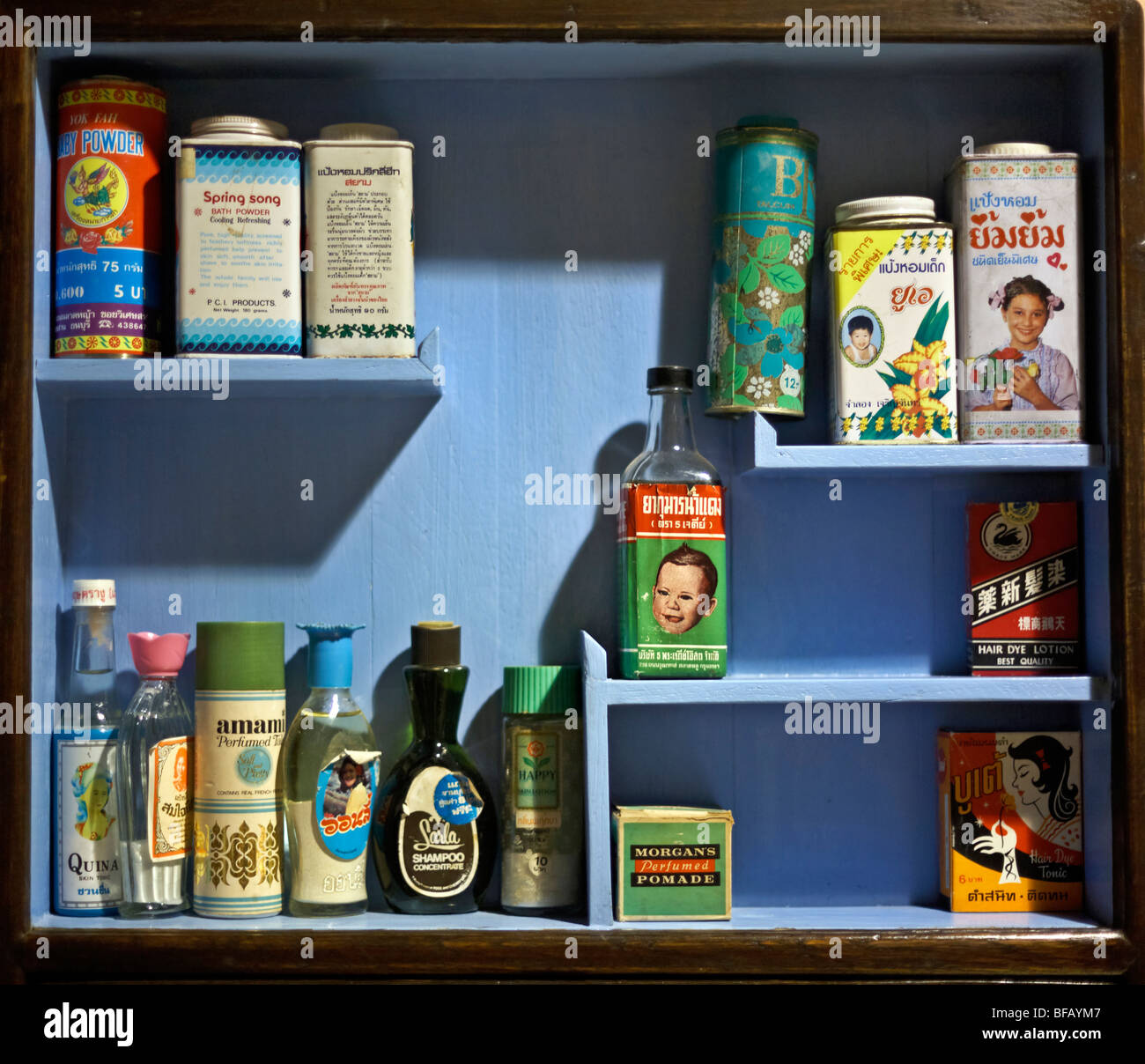 Medicina antico armadio e bagno selettiva di elementi rispetto agli anni cinquanta e sessanta giorni Foto Stock