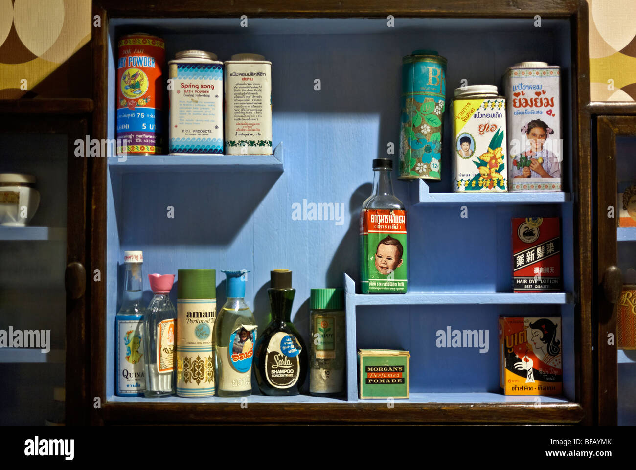 Medicina antico armadio e bagno selettiva di elementi rispetto agli anni cinquanta e sessanta giorni Foto Stock