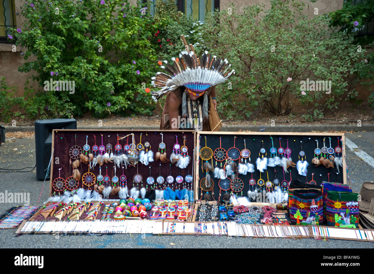 South American entertainer la vendita di articoli di gioielleria in costume nativa in Régusse villaggio rurale,Provence Sud della Francia Foto Stock