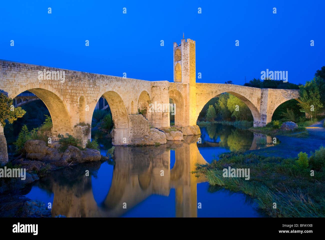 Ponte medievale sul fiume Fluvia Besalu. La Garrotxa . La provincia di Girona. Catalonia . Spagna. Foto Stock
