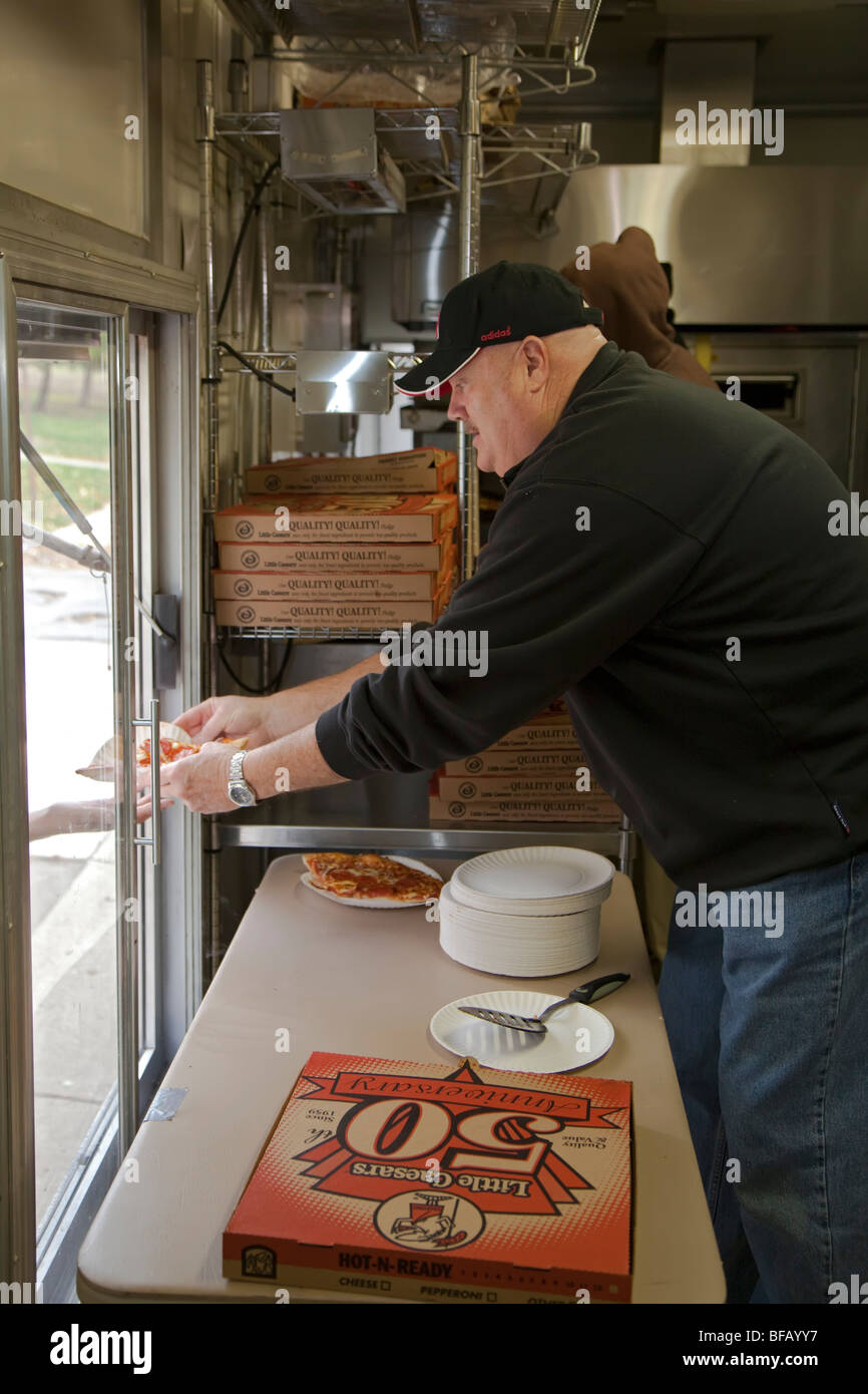 Little Caesar's Pizza catena serve pizza ai bisognosi residenti di Detroit Foto Stock