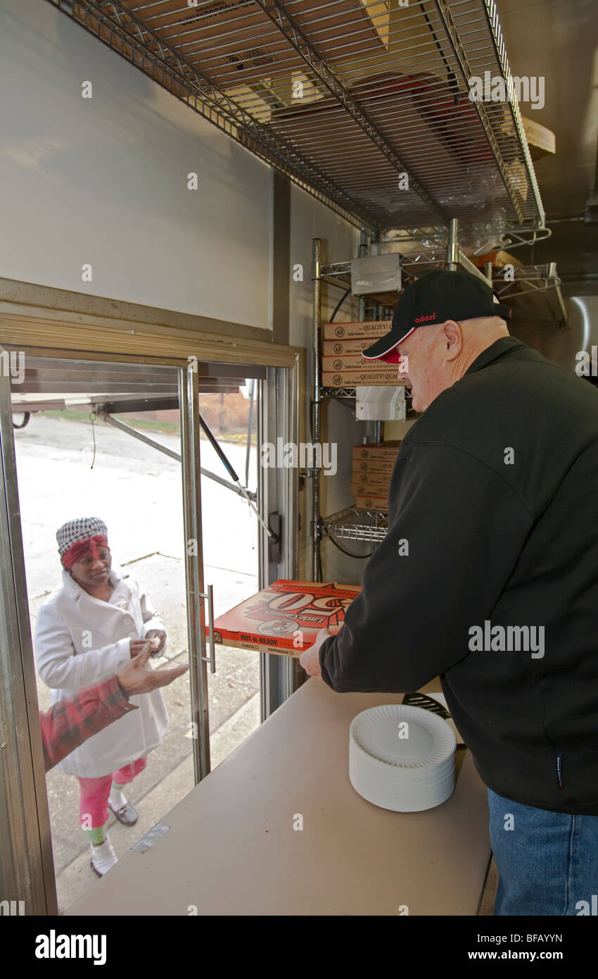 Little Caesar's Pizza catena serve pizza ai bisognosi residenti di Detroit Foto Stock