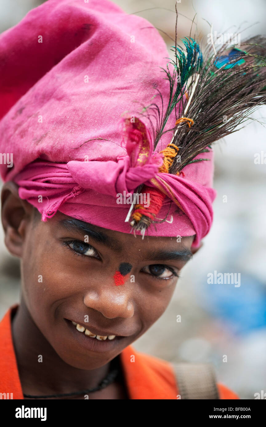 Piccola religiosa mendicante indiano ragazzo, Andhra Pradesh, India Foto Stock